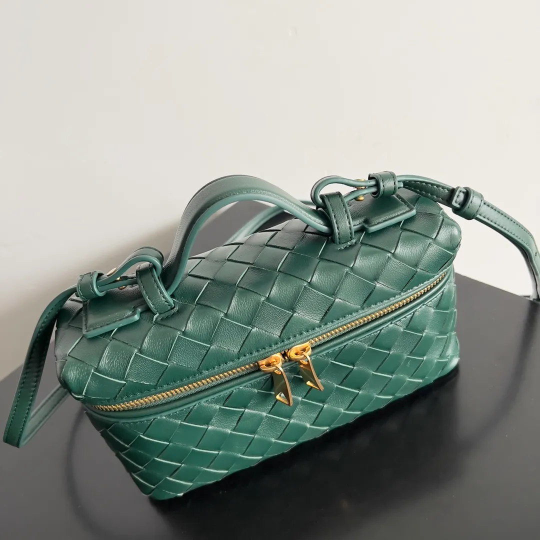 Batch 1360 Bottega Veneta 24 spring and summer woven zipper crossbody bag. A crossbody bag that can be used as a cosmetic bag. The exquisite weaving and compact body are an indispensable accessory for the upcoming summer. The double zipper also better protects the bag. It has a large capacity. If you like it, don’t miss it. Style number: 789109 Size: 22*12.5*5cm